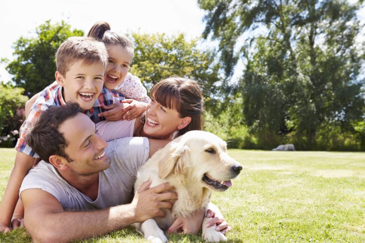 famille avec chien