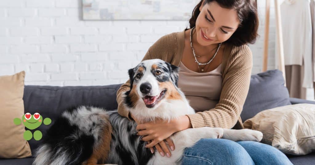 Femme qui tient son chien